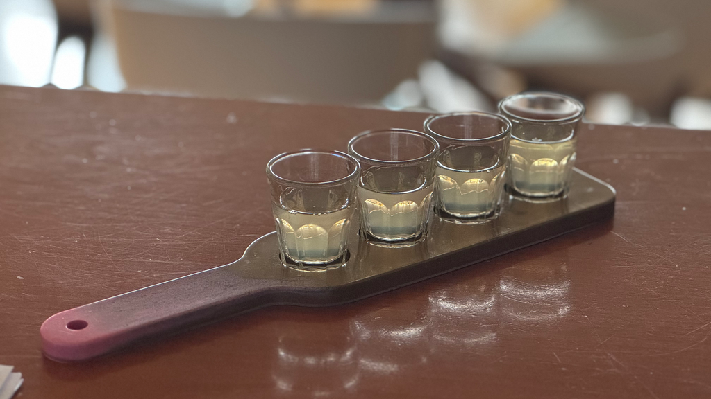 Nuage - plateau pour 4 verres à liqueur (Black)